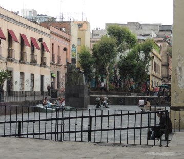 The statue of Sor Juana behind the Convent of St. Jerome // Die Sor-Juana-Statue hinter dem St.-Hieronymus-Kloster
